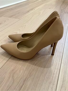 Women's Classic Pointed Toe Pumps in Tan